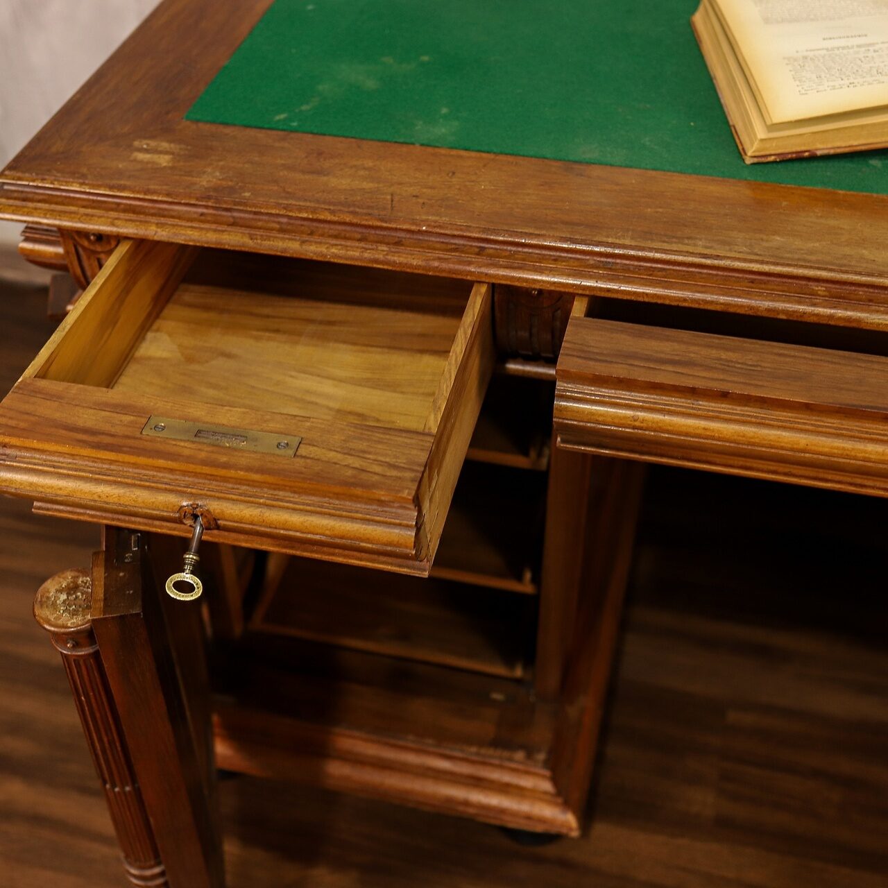 Антикварный письменный стол с отделением для бумаг 1860-х гг.