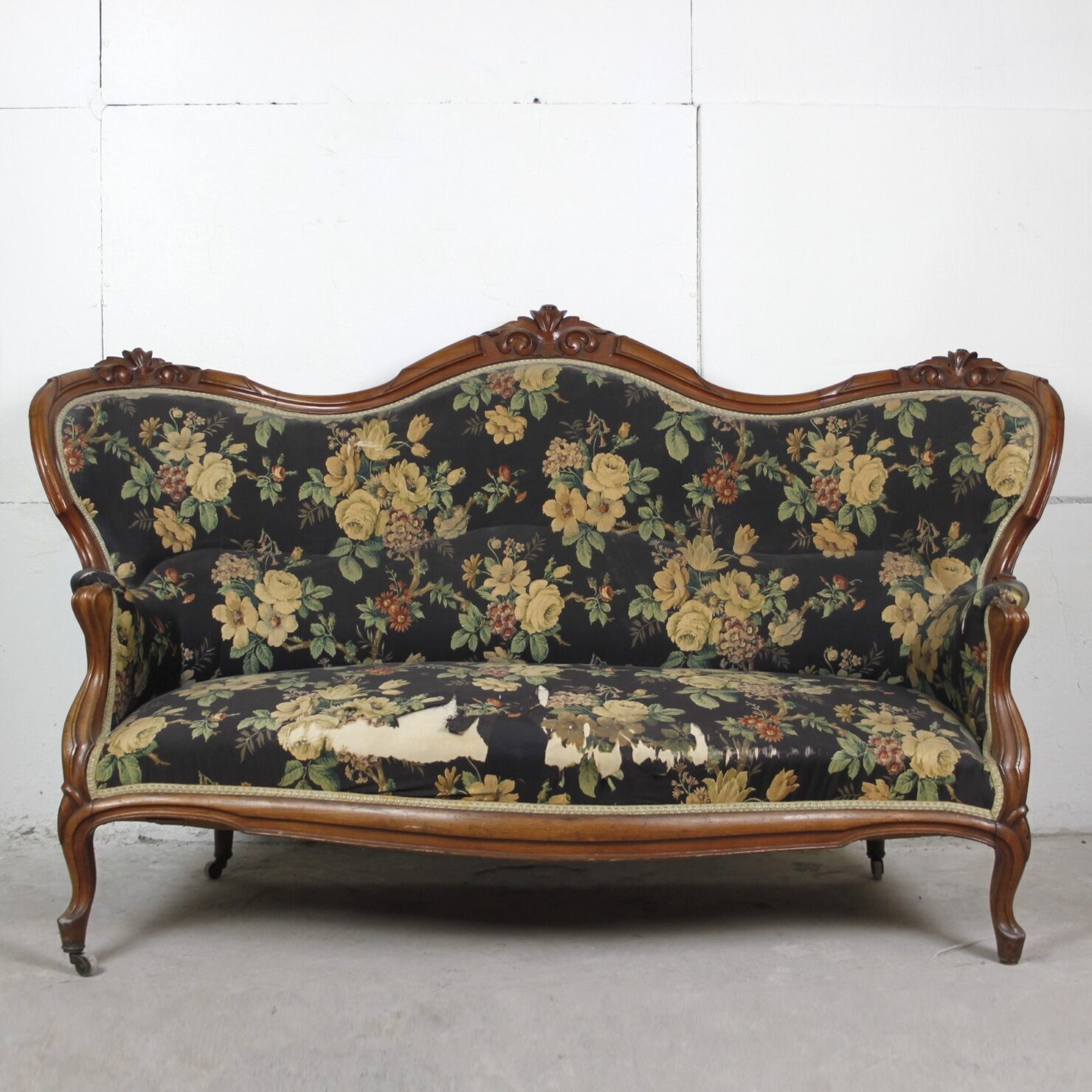 Антикварные диваны. Антикварный диван. Старинный диванчик. Софа старинная. Старинный антикварный диван.